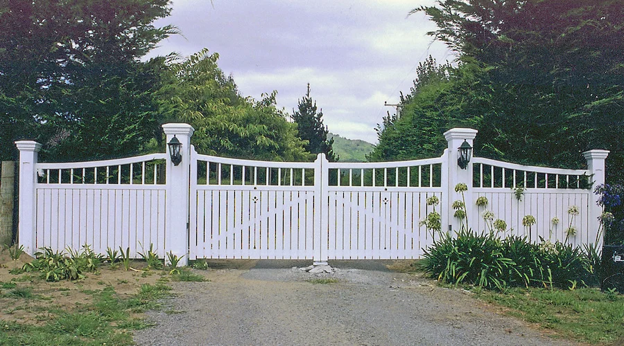 Wilpena Gate finished timber gate photo